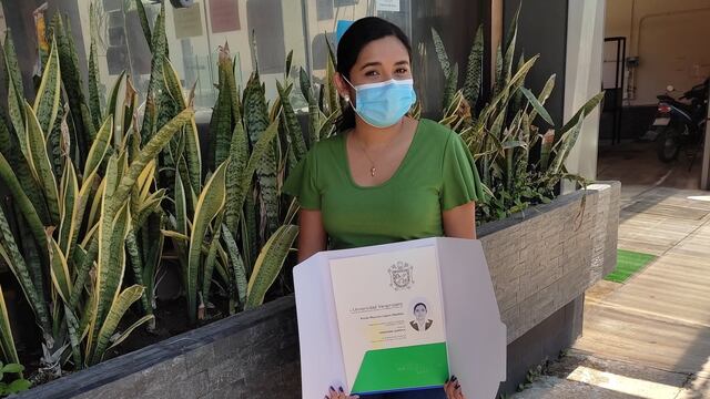 Evelin Hipólito con su título universitario