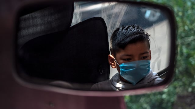Niño con cubrebocas