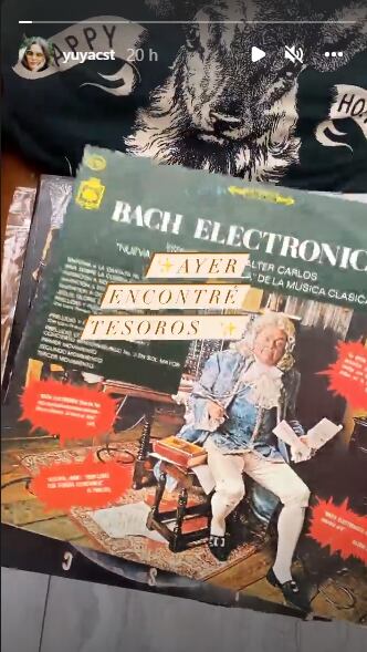 Yuya muestra los discos para su tocadiscos.