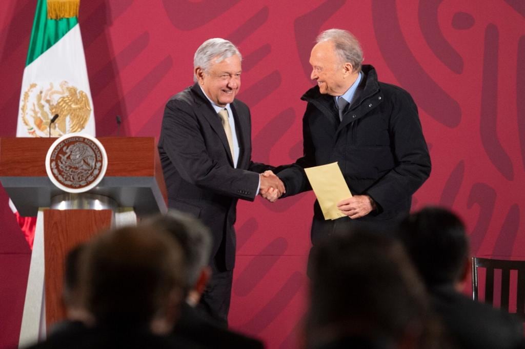 El presidente López Obrador saluda a Alejandro Gertz Manero