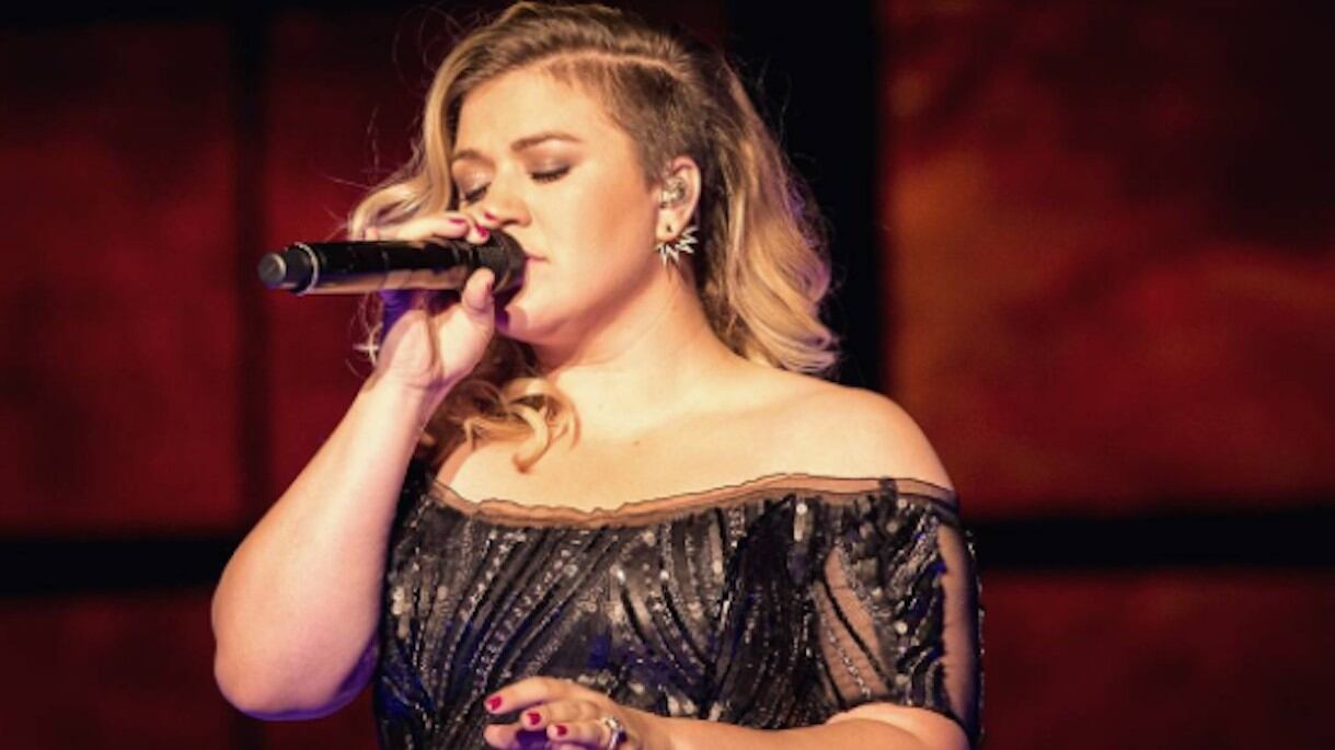 Llaman gorda a Kelly Clarkson en Twitter y su respuesta fue increíble