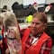 VIDEO: Le regalan una muñeca, la primera en su vida
