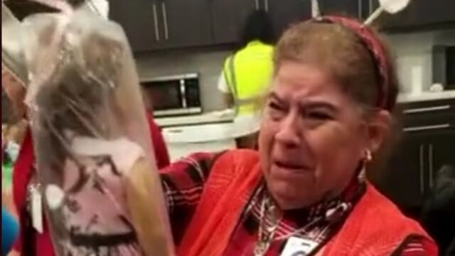 Abuelita recibe la primera muñeca de su vida