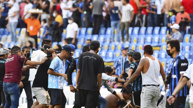 Riña en el estadio La Corregidora - FOTO: Mexsport
