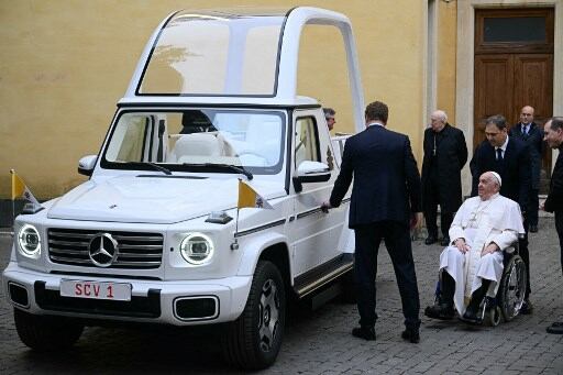 Entregan papamóvil eléctrico a Papa Francisco