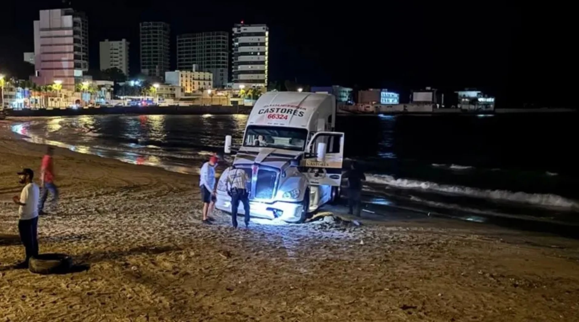 Tráiler de carga queda varado en playa de Mazatlán