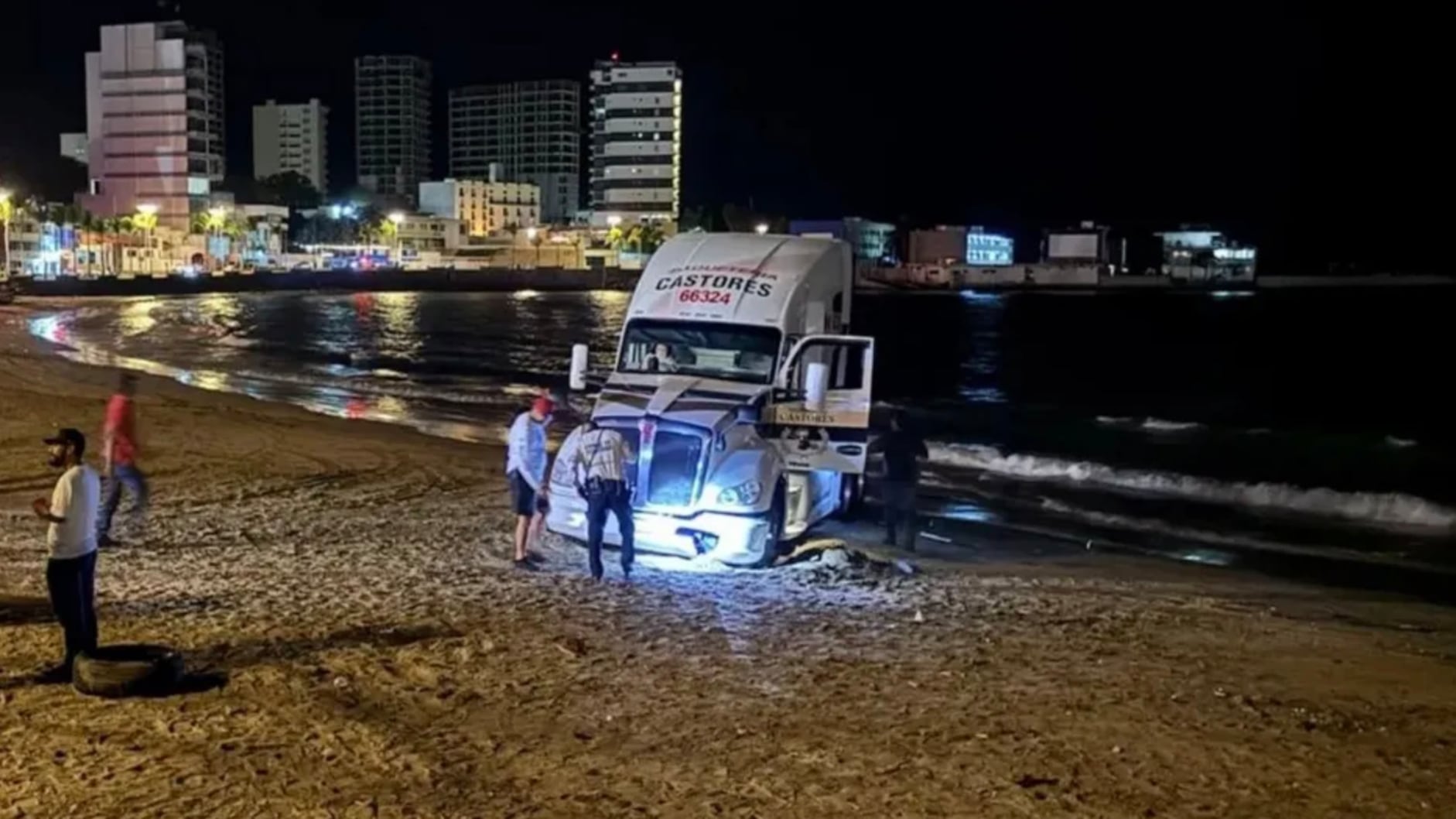 Liberan a Edwin, el chofer del tráiler de Castores que entró a una playa de Mazatlán