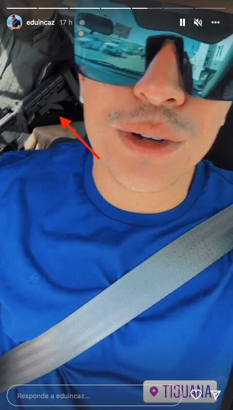 Eduin Caz con hombre armado.