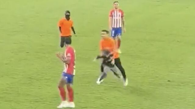 Niño tacleado por entrar a la cancha