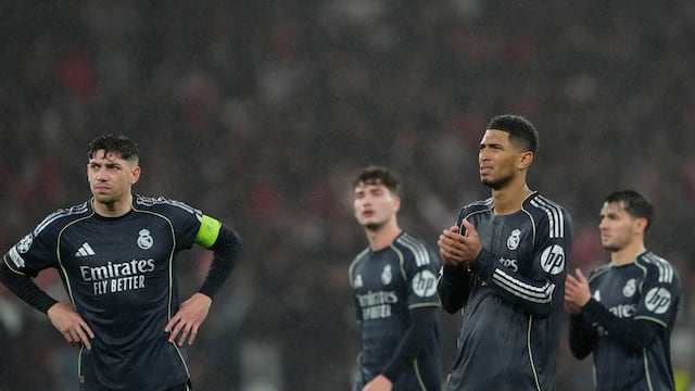 Real Madrid perdió ante Benfica, por lo que tendrá que jugar los Playoffs de la Champions League.