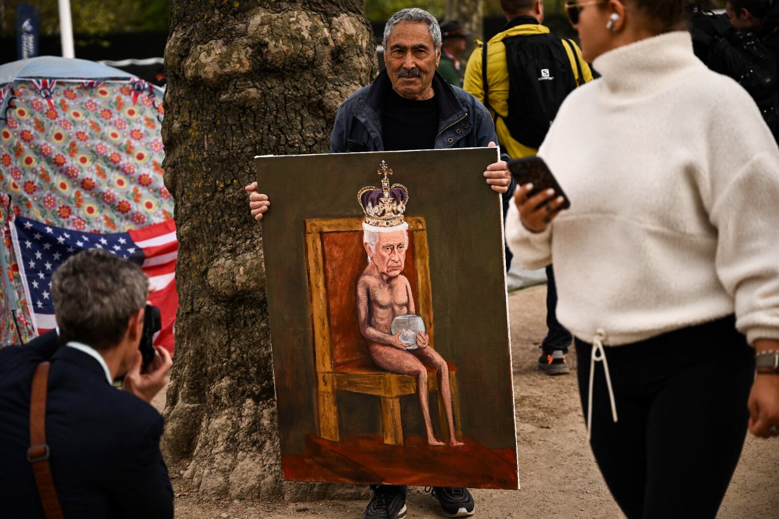 Coronación de Carlos III desata la euforia y acampan cual si fuera concierto