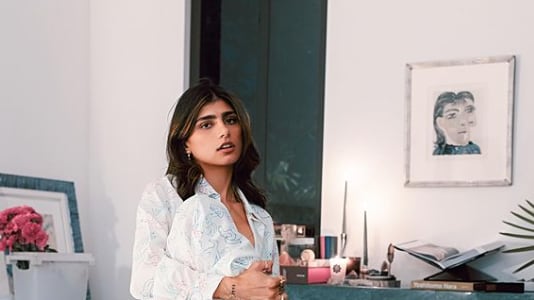 Mia Khalifa se compró un Picasso y lo presumió con tremendo escote