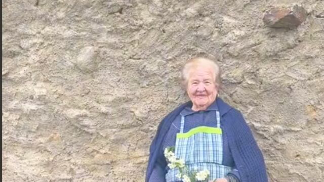 Abuelita lleva flores a la tumba de su esposo