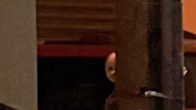 VIDEO: ¿Qué es eso? Estaba en misa y siente penetrante mirada para descubrir un aterrador ser