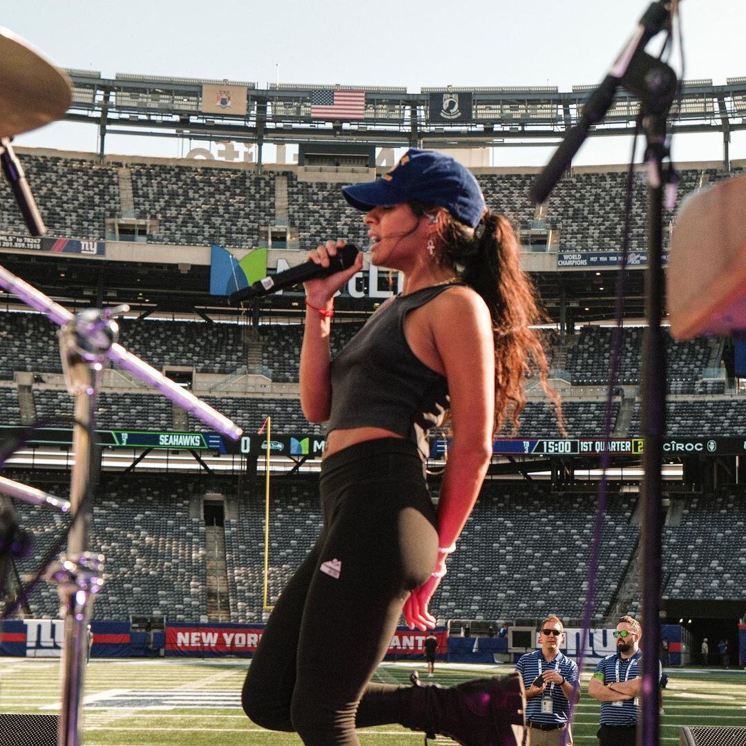 ¿Quién es Jessie Reyez, la cantante que subió a sus papás al Lollapalooza 2024 a bailar cumbia?