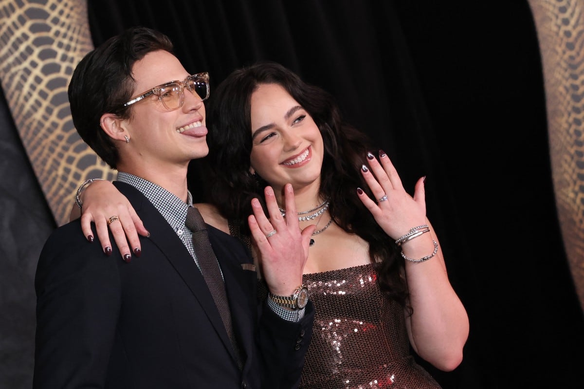 Tanner Buchanan y Mary Mouser en la premiere de Cobra Kai