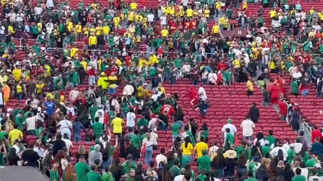 Los fans de la Selección Mexicana y Colombia desataron una pelea en las gradas del Memorial Coliseum.