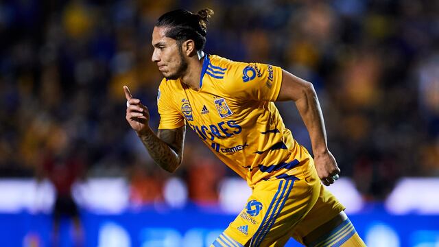 Carlos Salcedo celebra un gol con Tigres