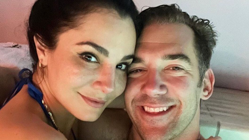 Martha Higareda y Lewis Howes se besan tras quemón de Yanet García