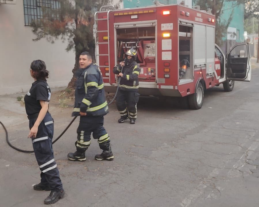 Incendio genera intensa movilización de bomberos en San Pedro de los Pinos