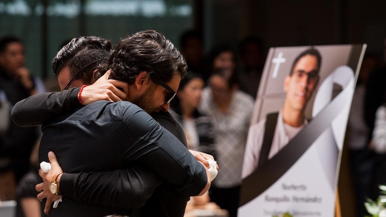 Aarón Ronquillo, hermano de Norberto, durante misa realizada en la Universidad del Pedregal.
