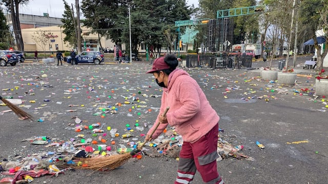 Trabajadores municipales dejan limpia Toluca tras festejos en el Nemesio Diez.