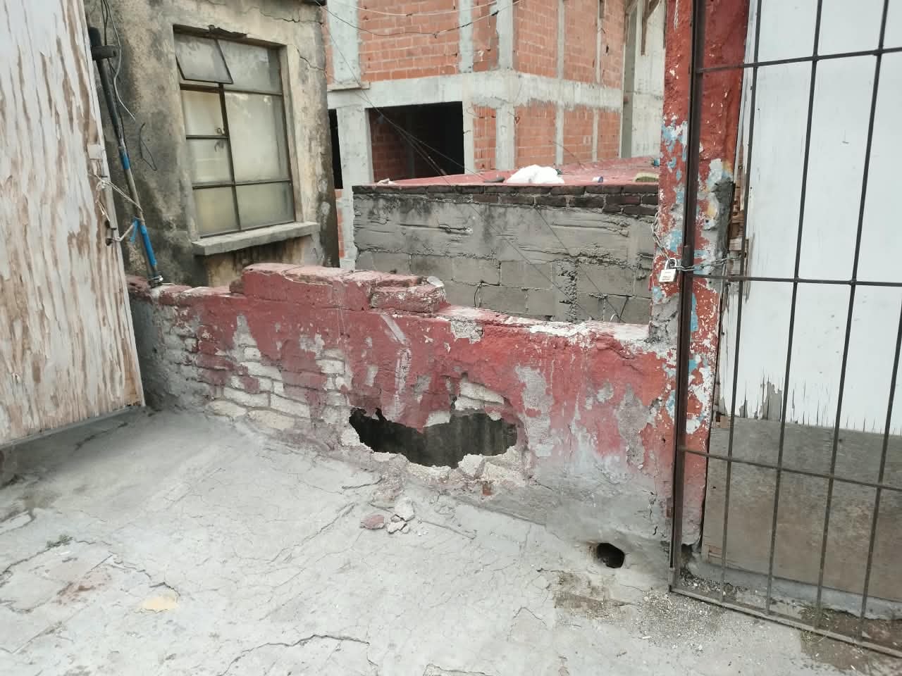 Protección Civil de Cuauhtémoc mitiga riesgo en inmueble de la colonia Morelos.