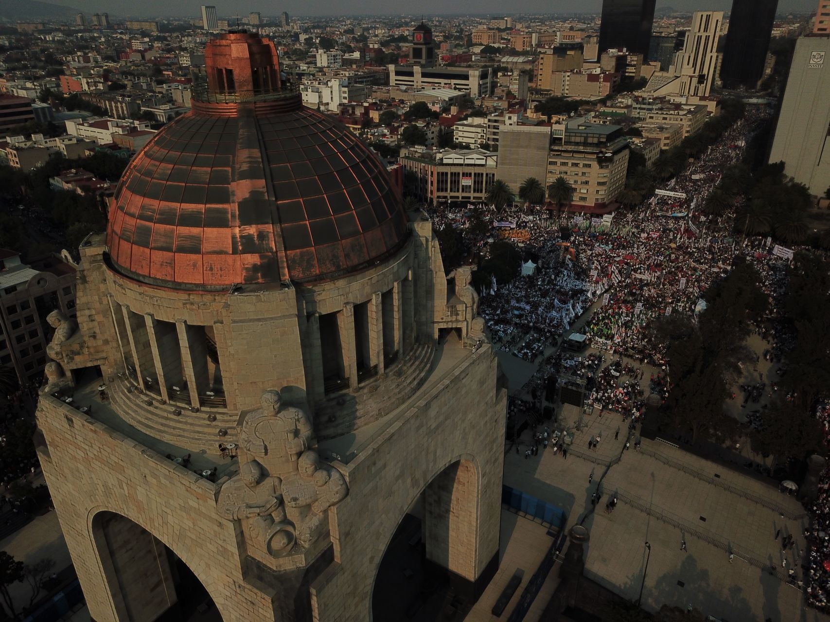 Mitin en el Monumento a la Revolución