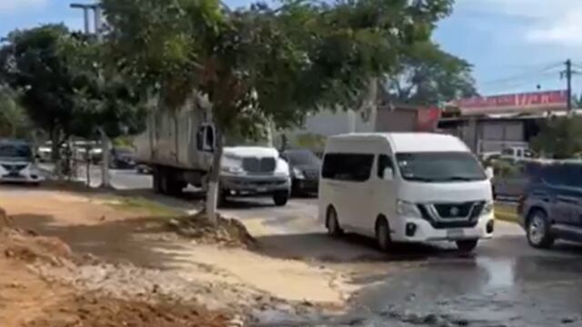 Un derrame masivo de aguas negras fue denunciado en playa Zicatela, Puerto Escondido