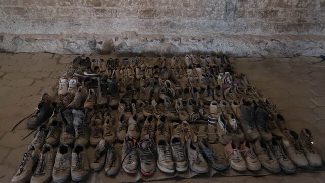 Reyna Magaly; su mamá identifica uno de sus zapatos entre las pertenencias del rancho Izaguirre del CJNG en Teuchitlán, Jalisco