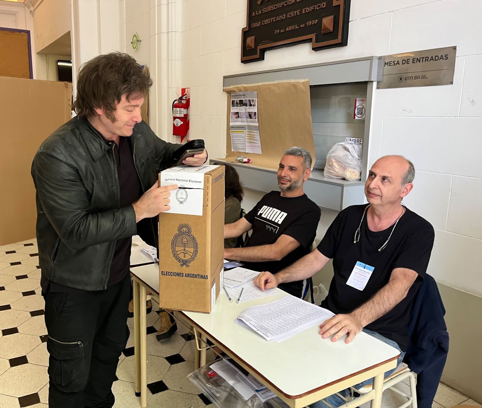 Javier Milei emitió su voto en la segunda vuelta de elecciones Argentina 2023