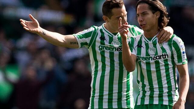 Lainez y Guardado en un partido con el Betis