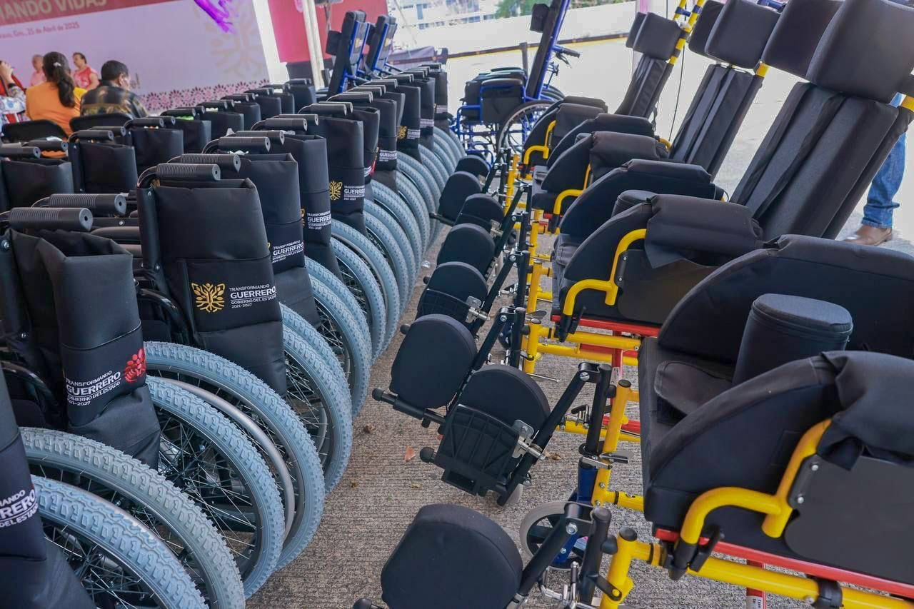 Evelyn Salgado entrega aparatos funcionales a 355 familias