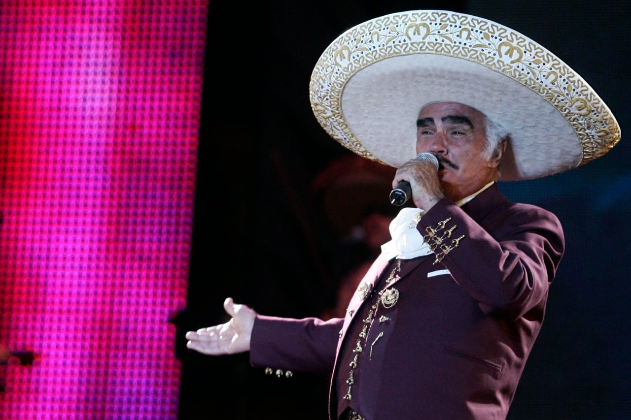 Vicente Fernández, Cantante.