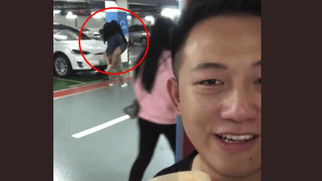 El joven encontró a su novia con otro.