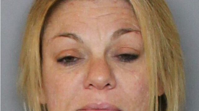 Heather A. Kennedy fue detenida por nadar en la alberca de un extraño