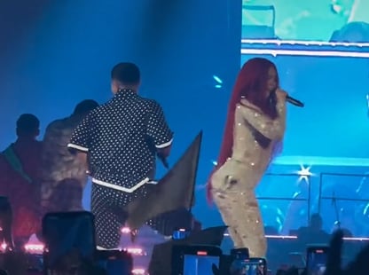 Karol G en el escenario con Eduin Caz de Grupo Firme.