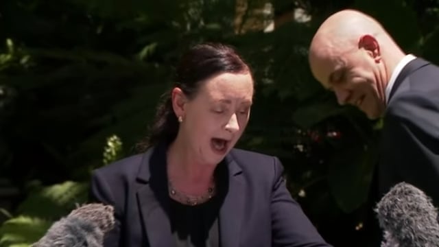 Funcionaria sorprendida por una araña gigante