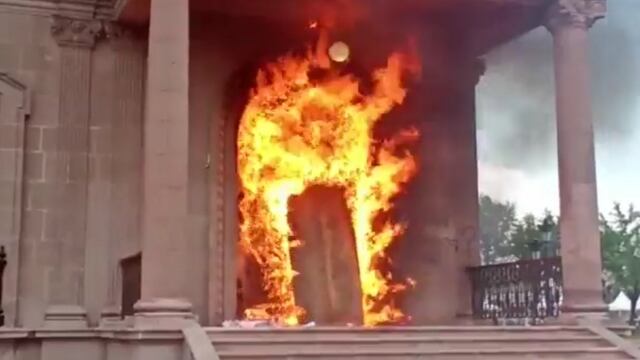 Puertas de Palacio de Gobierno en Monterrey son quemadas