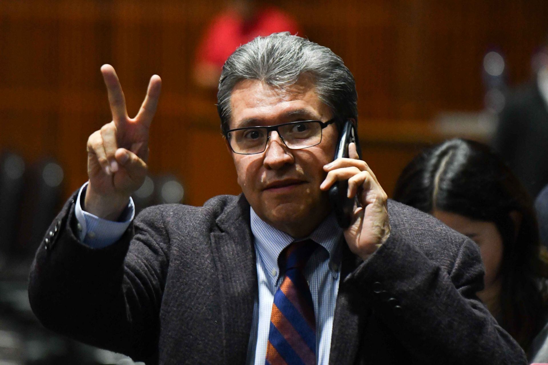 Ricardo Monreal se defiende de supuestos contratos simulados en el Senado