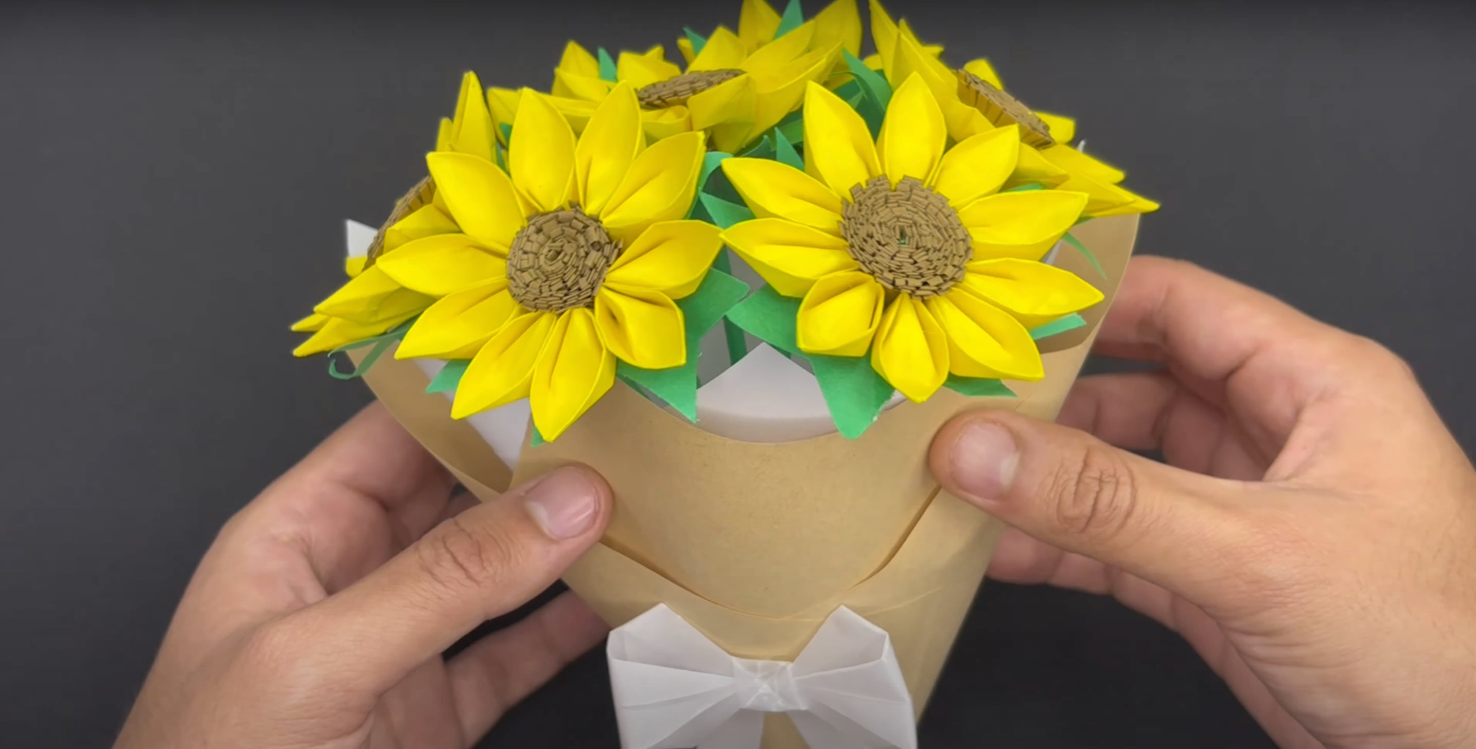 ¿Cómo hacer flores amarillas de papel?