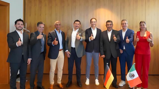 Sergio Salomón y Alejandro Armenta con directivos de Audi