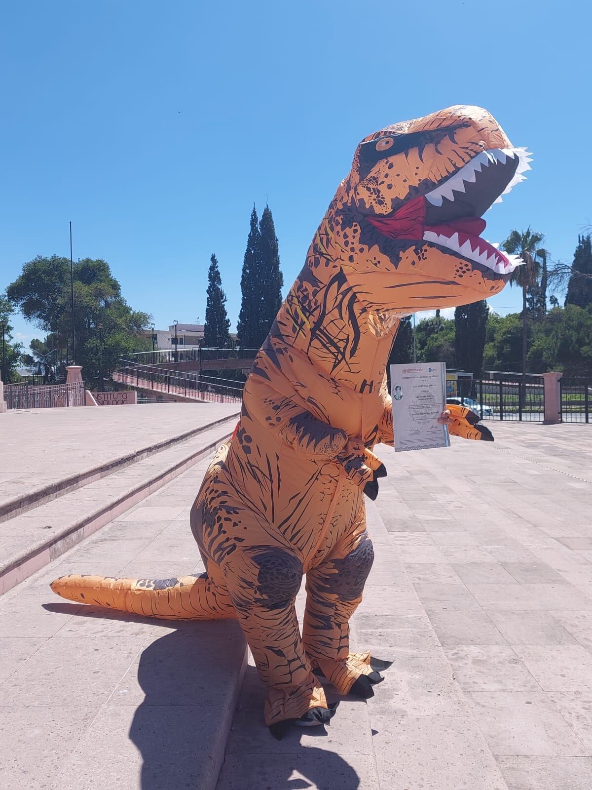 Obtiene título como ingeniero vestido de dinosaurio