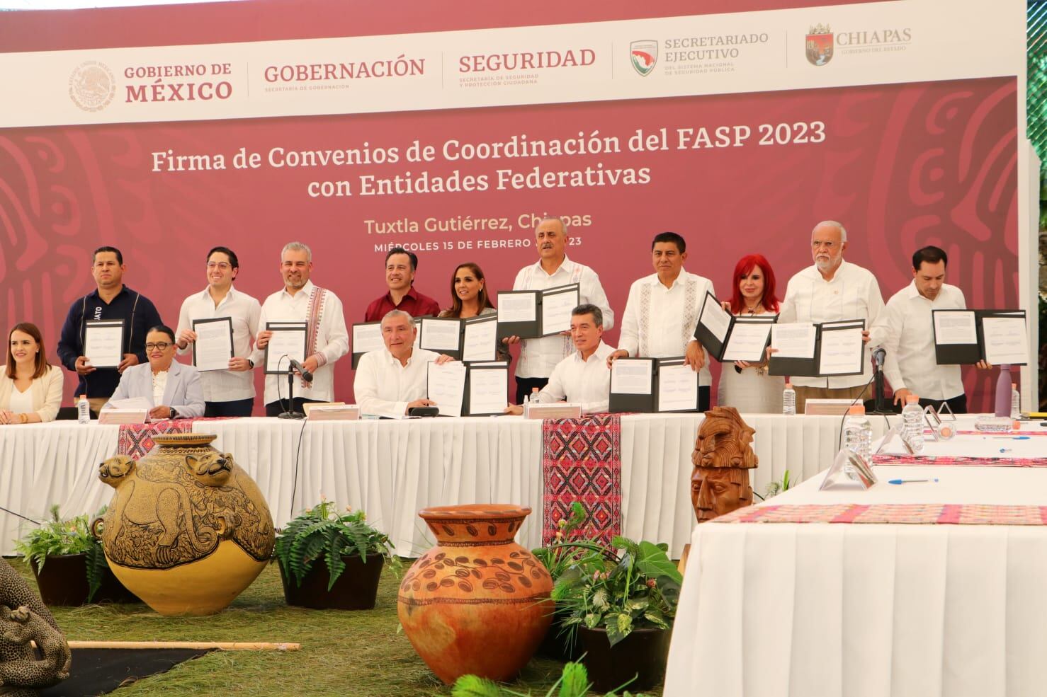 Salomón Jara firma convenio de seguridad par Oaxaca