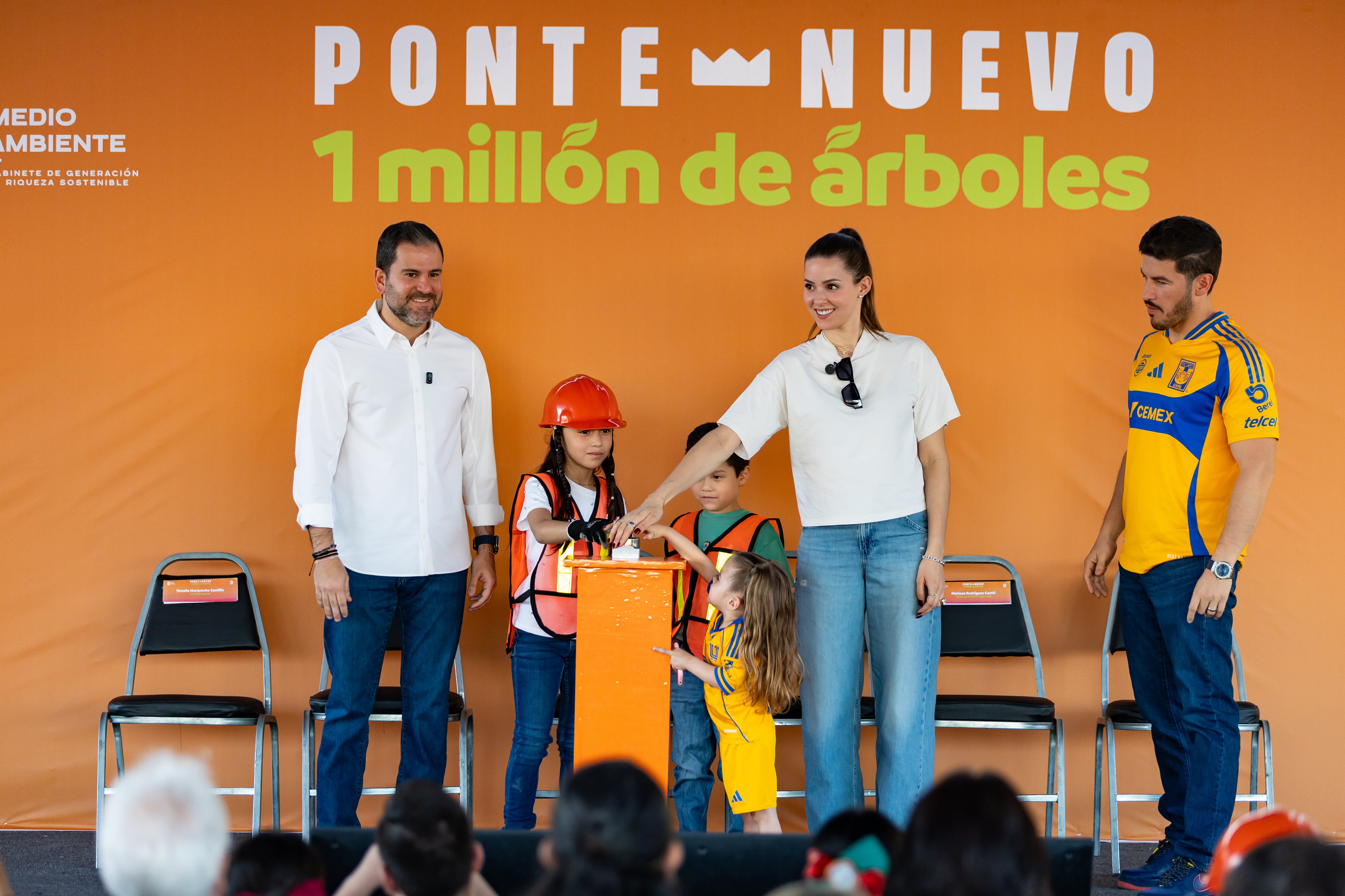 Samuel García y Mariana Rodríguez cumplen meta: Plantan el árbol 1 millón en NL.