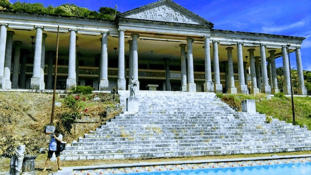 El Partenón del 'Negro' Durazo ubicado en Zihuatanejo, Guerrero