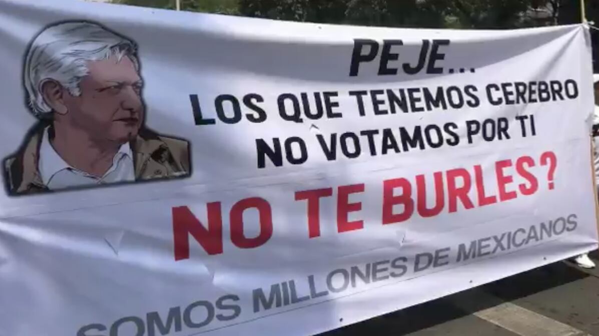 “No se midieron… es un pensamiento retrógrada”: AMLO sobre manta de marcha 'fifí'