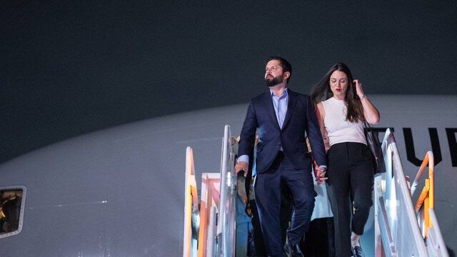 El presidente de Chile, Gabriel Boric y su esposa Irina Karamanos llegaron a México aterrizando en el AIFA