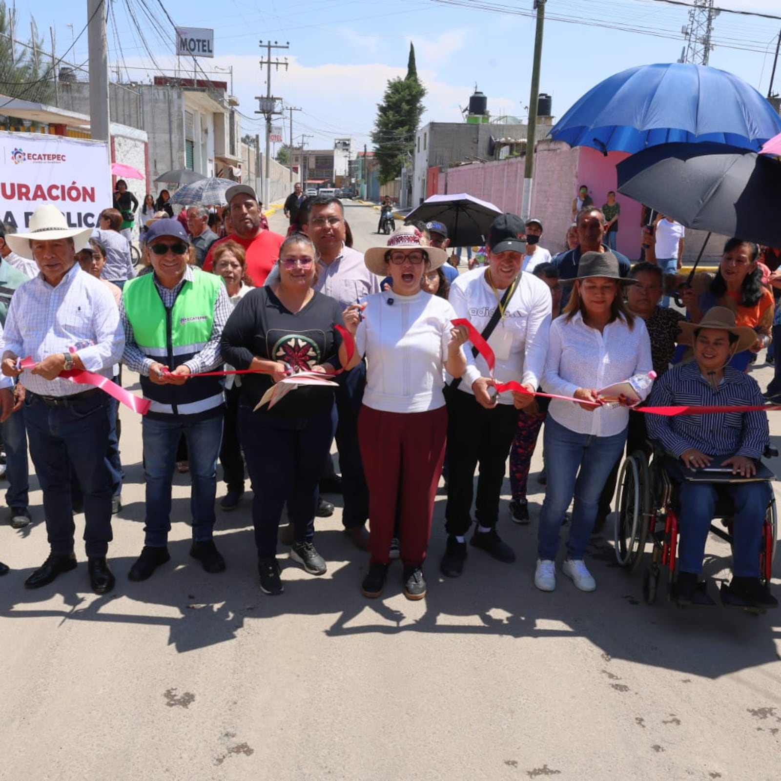 Azucena Cisneros inaugura repavimentación de calles abandonadas en Ecatepec