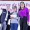 Ariadna Montiel hace entrega de la tarjeta Pensión Bienestar en Toluca